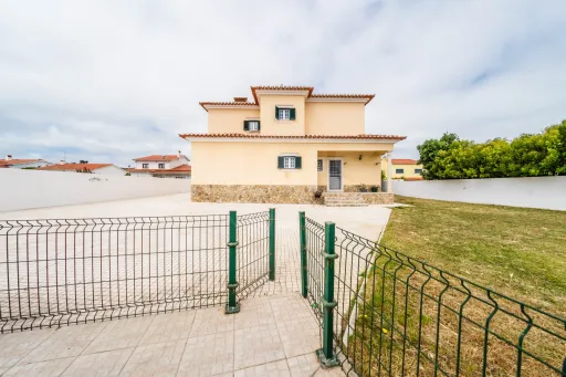 Moradia T4 em Olho Marinho | 260m² | Lote 734m²