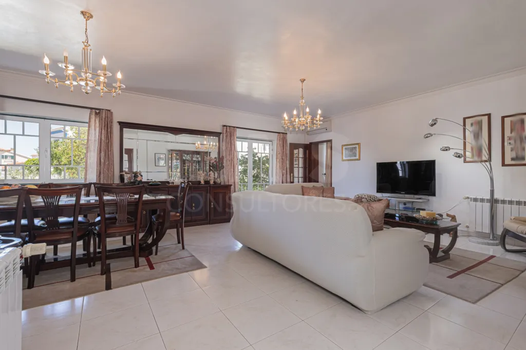 🏡✨ Moradia T4 em Alenquer com Piscina e Espaço de Convívio ao Ar Livre!