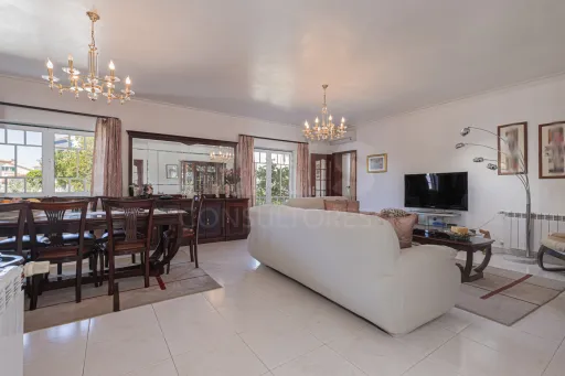 🏡✨ Moradia T4 em Alenquer com Piscina e Espaço de Convívio ao Ar Livre!