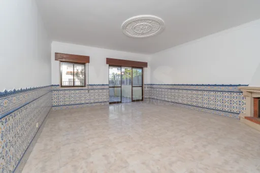 Oportunidade no Porto Alto, moradia T4+1 com 204m2 e logradouro.