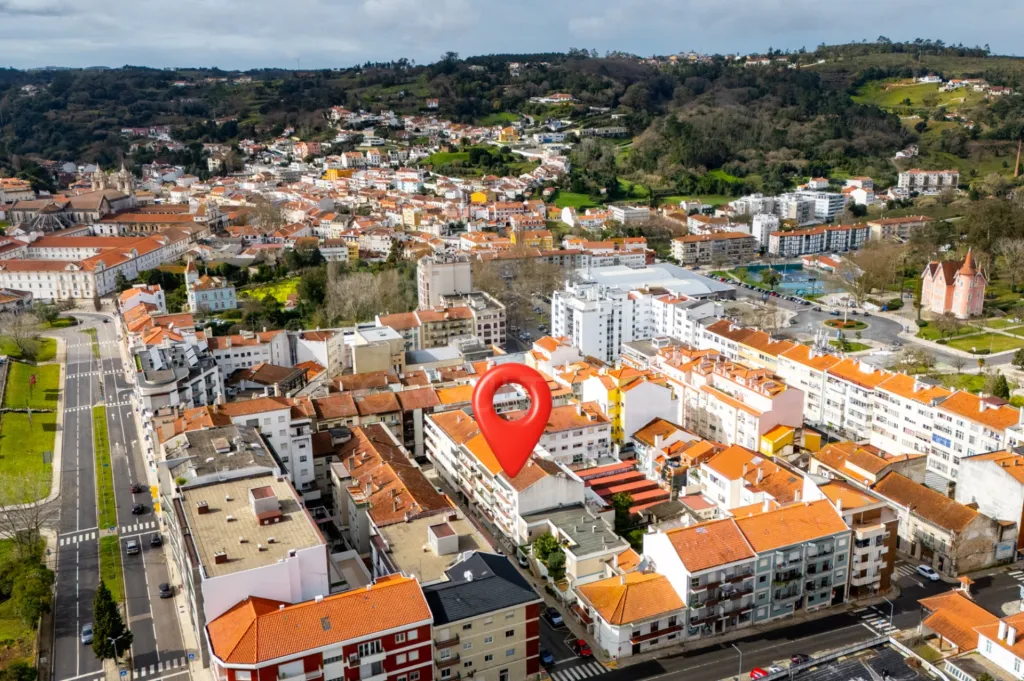 Loja e cave para serviços no centro de Alcobaça