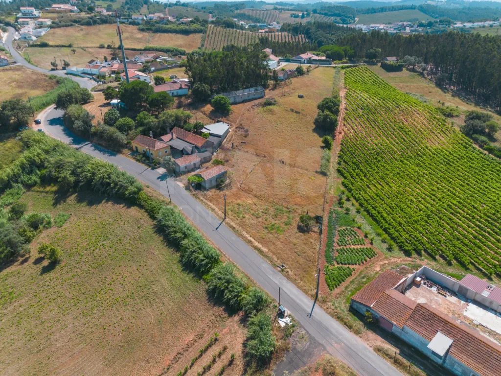 Quintinha T3 com 7.616 m² de terreno urbano e anexos (Casal do Rei)