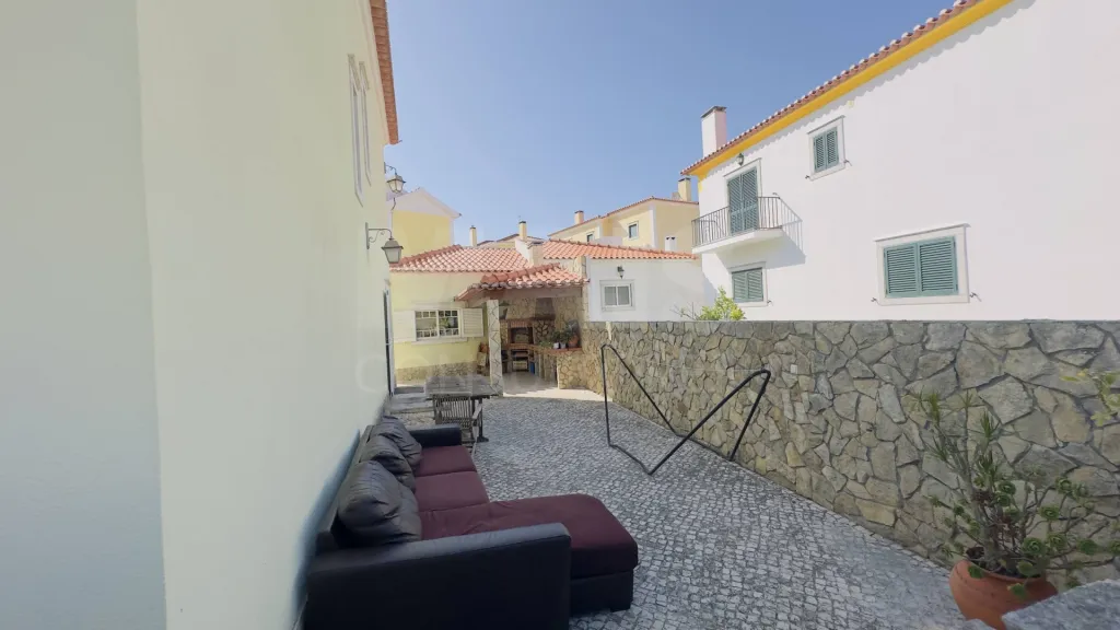 Exclusiva Moradia T4 com Jardim Privativo e Garagem | A minutos da Praia da Foz do Lizandro e da Ericeira
