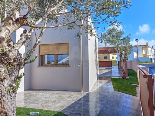 3 bedroom villa with 2 suites, 1 closet, patio and sea view!