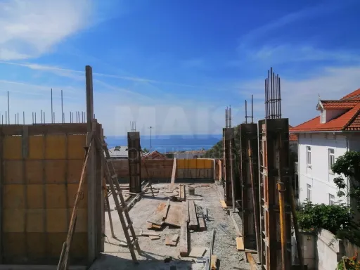 Prédio em Estoril a 100 mt do Casino para remodelação total