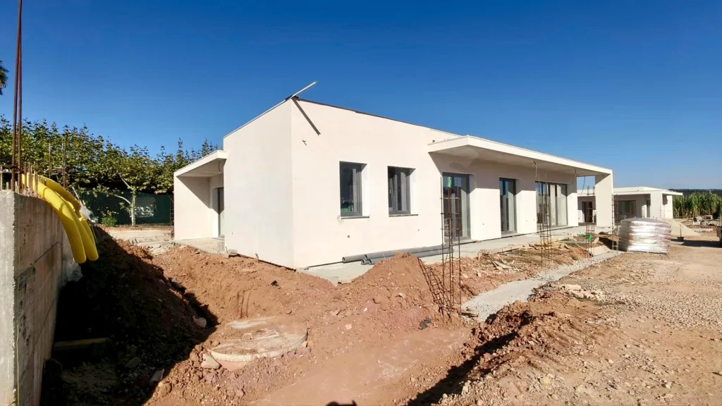 Moradia Térrea T4 com Suite Master, Piscina de Água Salgada, Garagem e Acabamentos Premium !