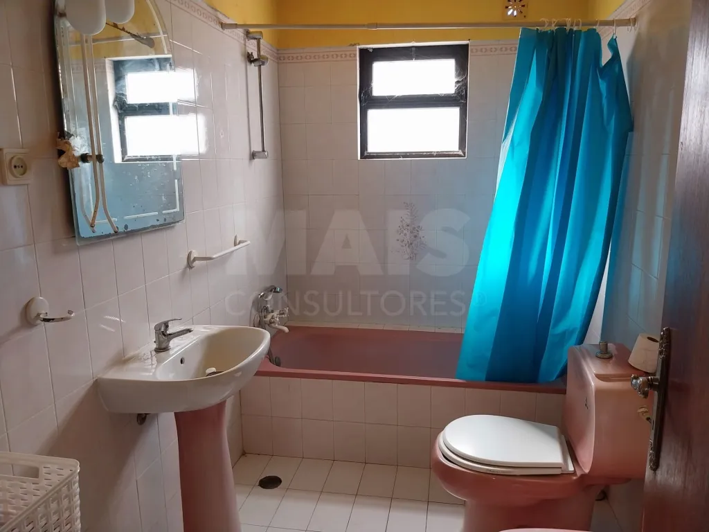 Moradia Bi Familiar para remodelar em Propriedade Horizontal