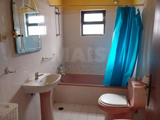 Moradia Bi Familiar para remodelar em Propriedade Horizontal