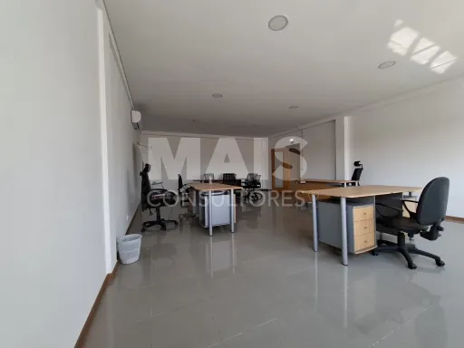 Armazém com Edifício e Terreno para Expansão em Vila Nova de Santo André, Setúbal