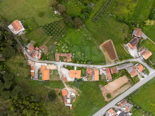 2 Moradias p/a recuperar em terreno plano c/ 4.603m2
