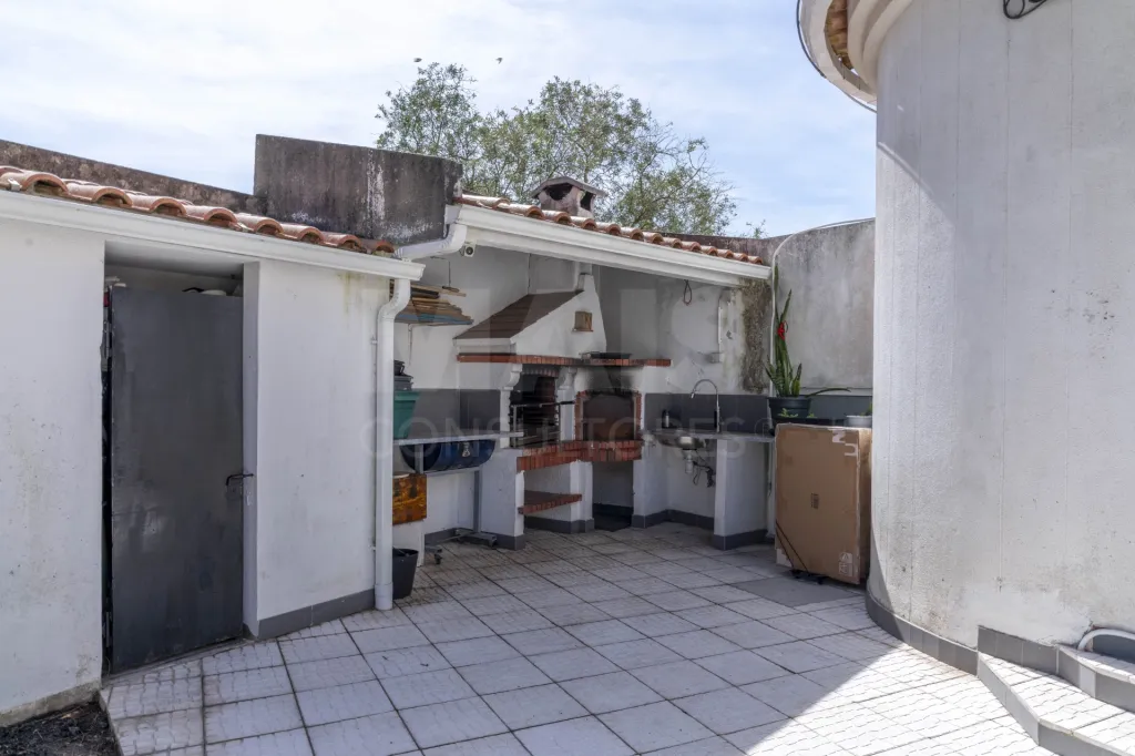 Moradia T5, com garagem e espaço exterior, Caneças