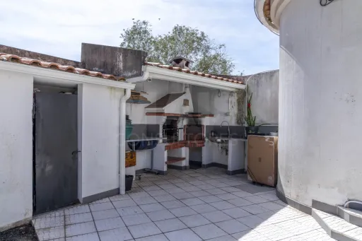 5-bedr. house, with garage and outdoor space, Caneças