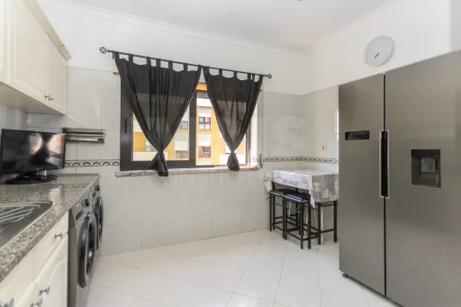 Apartamento T2 com elevador, no coração da Amora