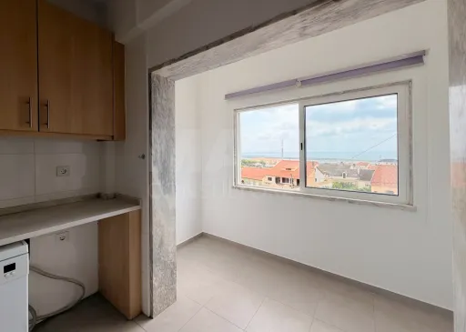 Prédio de Habitação e Comércio em Santa Iria de Azoia