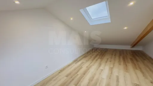 Apartamento T4 Totalmente Remodelado | Centro da Lourinhã | Espaço, Elegância e Conforto