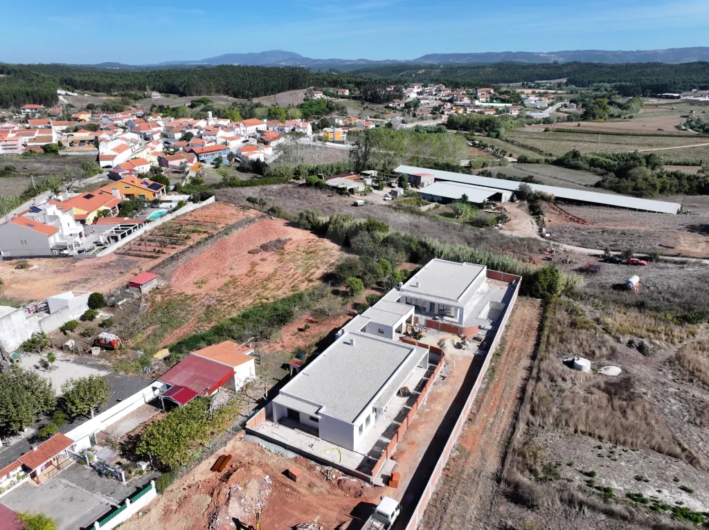 Moradia Térrea T4 com Suite Master, Piscina de Água Salgada, Garagem e Acabamentos Premium !