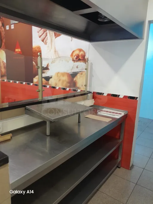 Loja com saída de fumos na Amadora