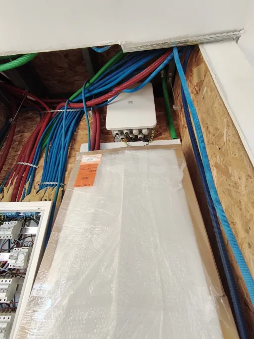 Moradia térrea contemporânea em fase final, com piscina infinita e jacuzzi em lote de 1.500 m²