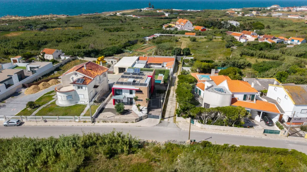Deslumbrante Moradia T5 com Vista Mar, Piscina Privada e Excelente Exposição Solar