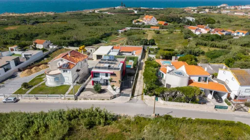 Deslumbrante Moradia T5 com Vista Mar, Piscina Privada e Excelente Exposição Solar