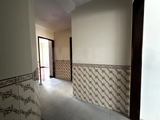 T2 Parcialmente Remodelado com Arrecadação | Brandoa
