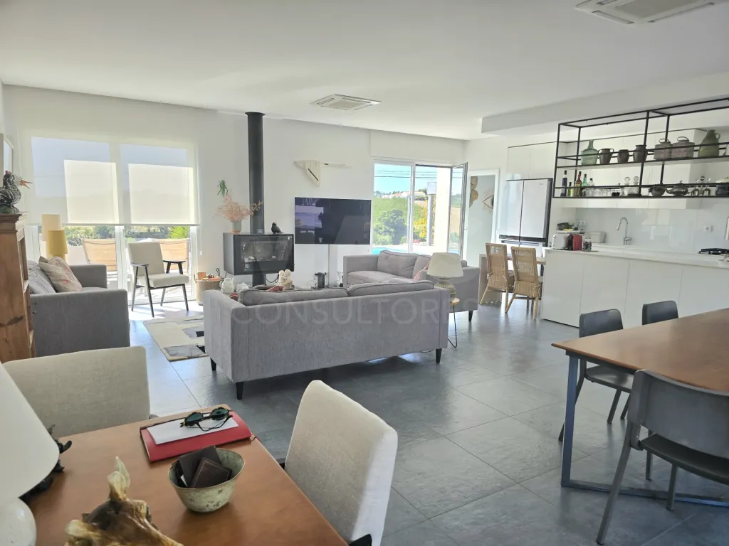 Moradia T4 térrea contemporânea com anexo T2 independente | Lote com 10.400 m² | Alvorninha