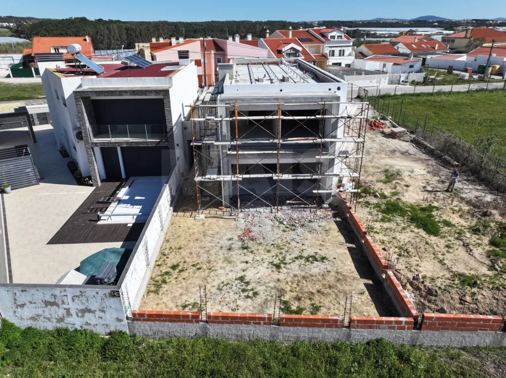 Moradia T4 c/ 1 Master Suite + 2 Suites, Jardim & Parqueamento !