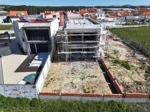 Moradia T4 c/ 1 Master Suite + 2 Suites, Jardim & Parqueamento !