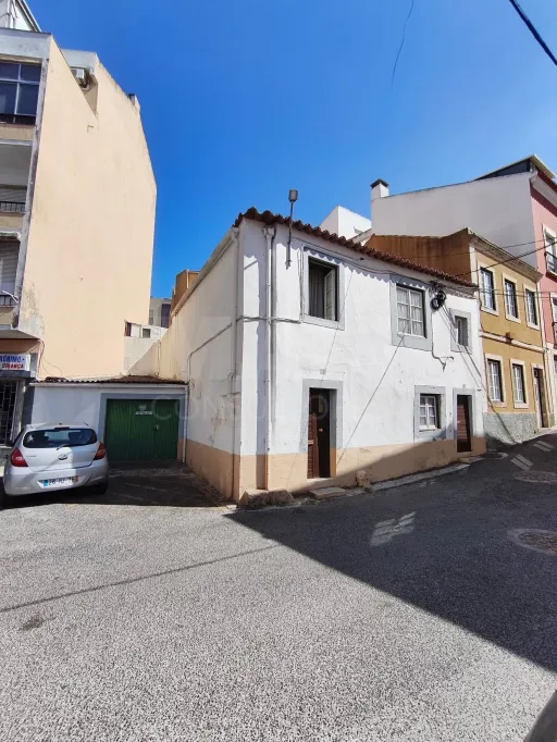 Moradia em Sacavém para remodelação total