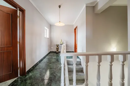 Moradia T4 em Olho Marinho | 260m² | Lote 734m²