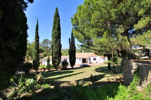 Fantástica moradia térrea em Carvoeiro com amplo terreno