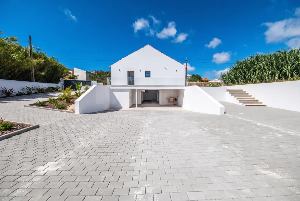 Moradia T2+1 totalmente remodelada com garagem e sótão em Alfeizerão