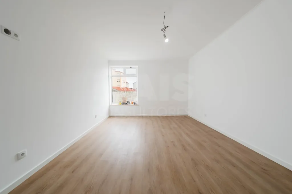 Loja de 214 m² com Potencial para Apartamento T4 ou Dois Apartamentos – Excelente Oportunidade de Investimento