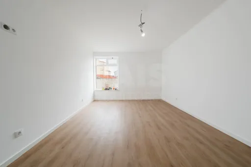 214 m² Store with Potential to Be Converted into a 4-Bedroom Apartment or Two Apartments – Excellent Investment Opportunity