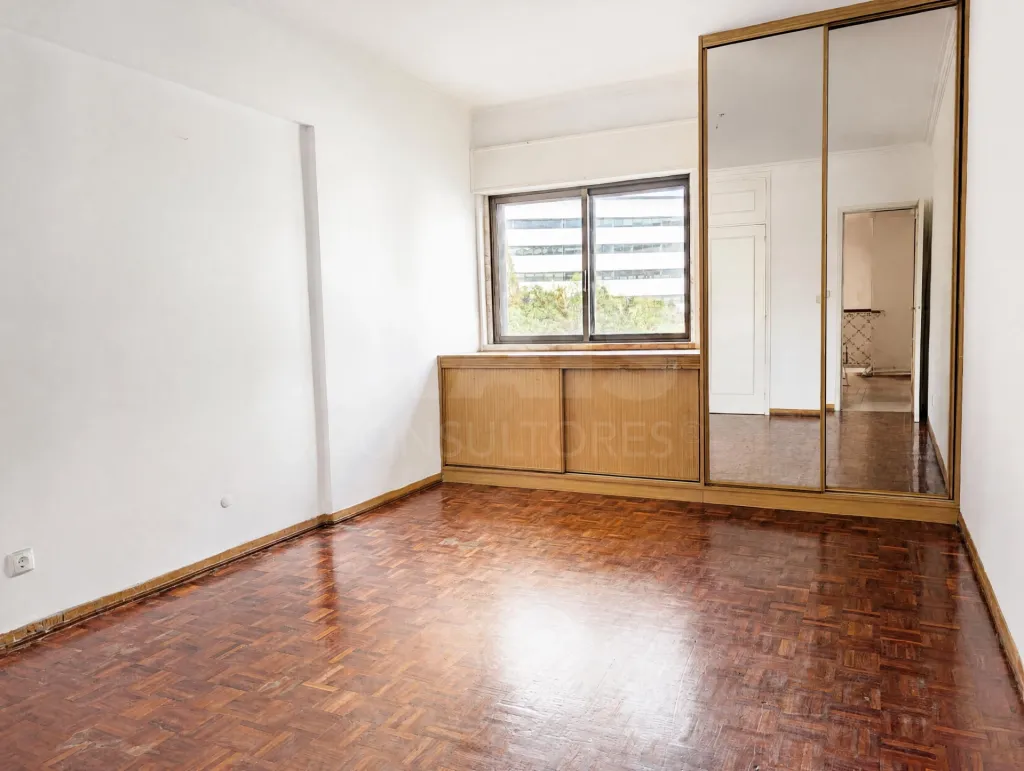 3-Bedroom Apartment in Downtown Carnaxide
