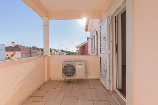 Moradia V4 em Caxias c/Box e Terraço