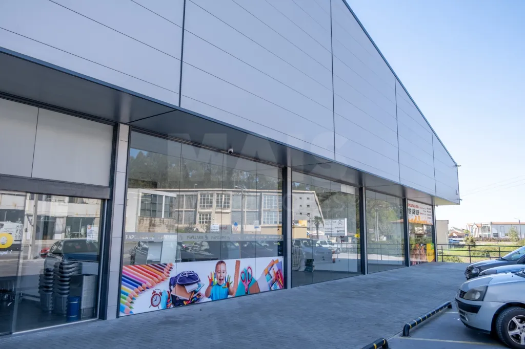 Prédio Comercial no Porto Paços de Ferreira para Mercado e Lojas Construção Nova