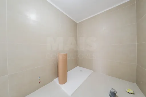 214 m² Store with Potential to Be Converted into a 4-Bedroom Apartment or Two Apartments – Excellent Investment Opportunity