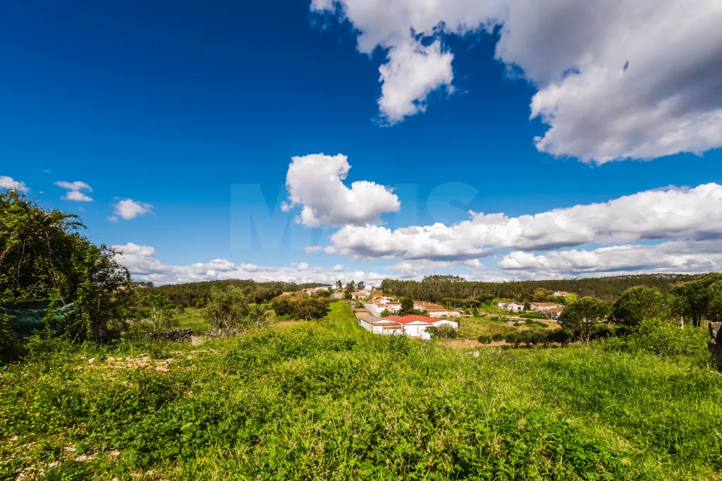 Moradia para remodelar em terreno com 1.809m2