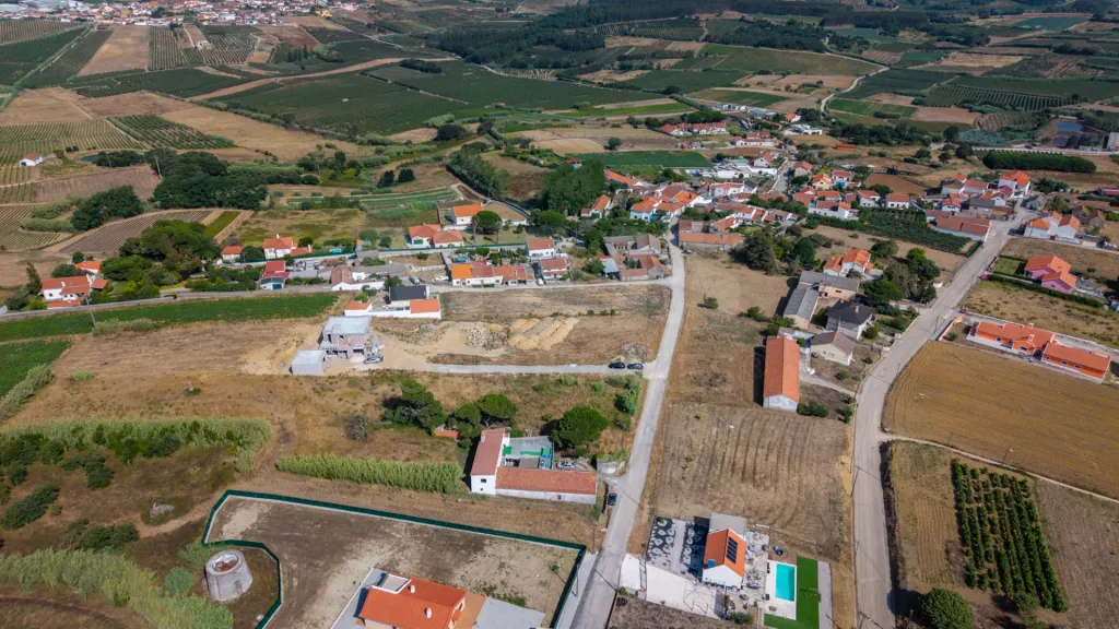 Moradia T4 nova com piscina em terreno de 2200m2