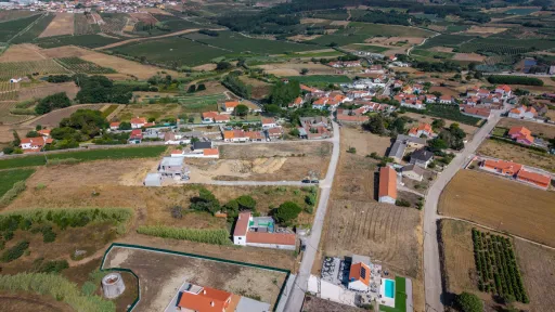 Moradia T4 nova com piscina em terreno de 2200m2