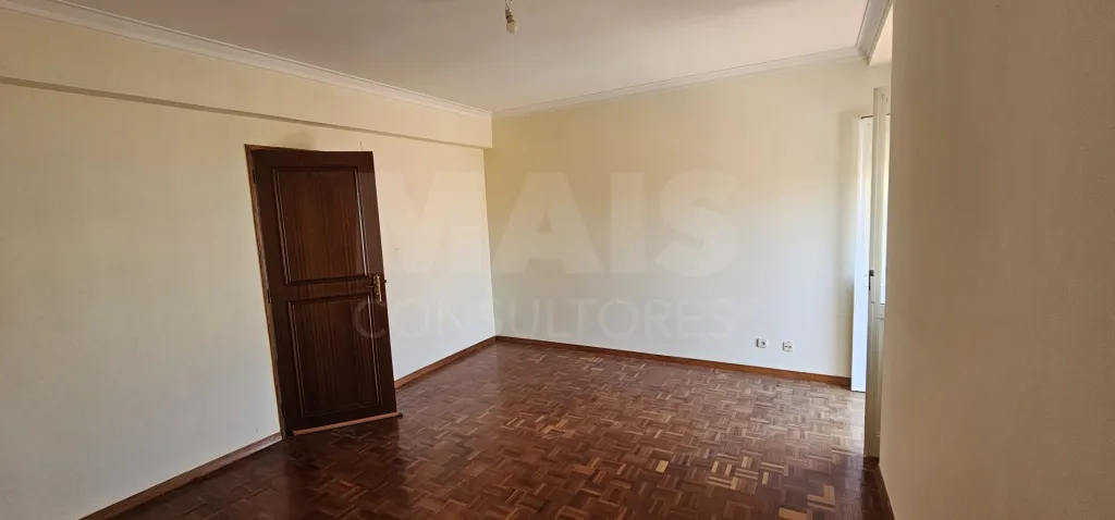 Apartamento T3 no Centro de Alpiarça | Áreas Generosas, Varandas e Excelente Localização