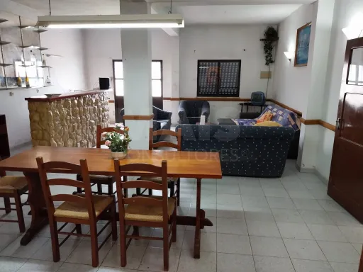 Moradia Bi Familiar para remodelar em Propriedade Horizontal