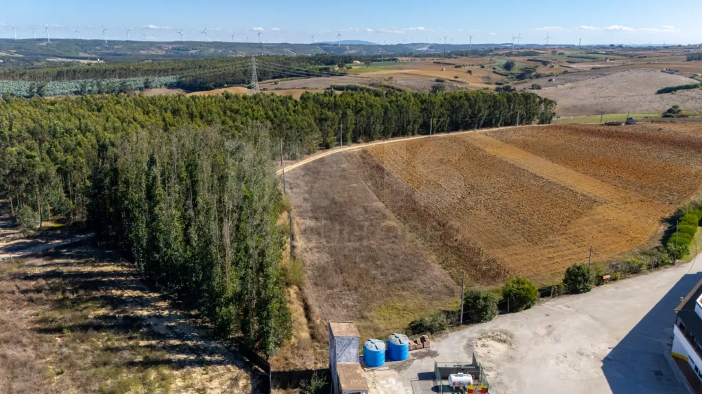 Parcela de terreno rústico de 2.350m2 em Atouguia da Baleia