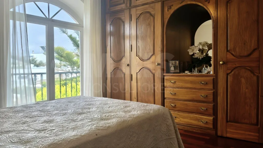 Prestigious 5-Bedroom Villa with Sea View, 2.075 m² Plot and Exclusive Artistic Details