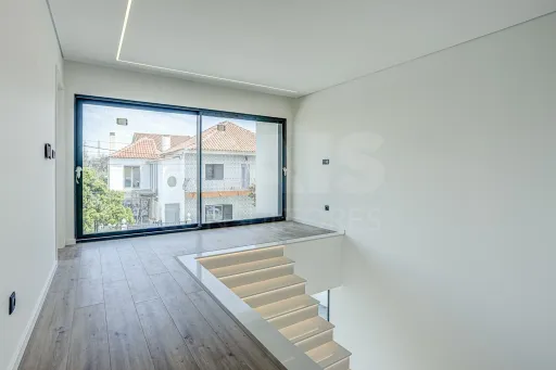 Magnifica moradia V4 Nova na Granja em Vialonga com piscina de água salgada
