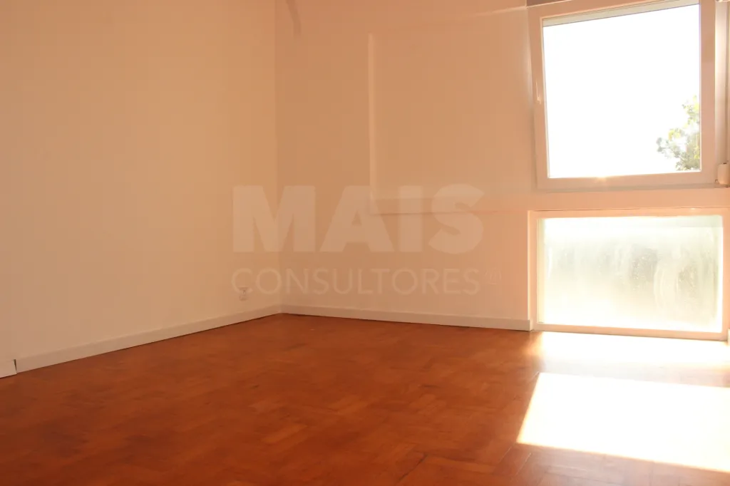 T3 remodelado na Parede: bairro tranquilo, a 10 minutos a pé da praia