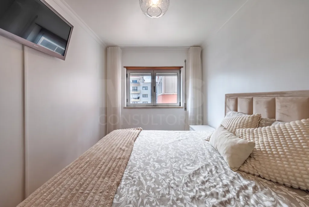 Apartamento T3 Renovado com Garagem Box – Cidade Nova, Caldas da Rainha