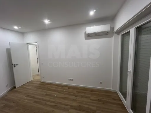 Renovated 2-Bedroom Apartment, Brand New, Dafundo