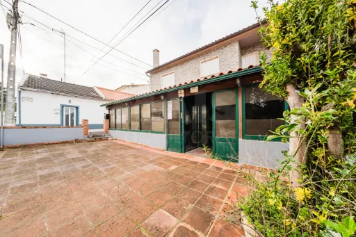 3-bedr. house with shops and terrace in Coto